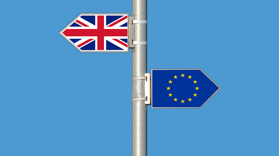 Brexit concept met vlag EU en vlag UK in andere richting