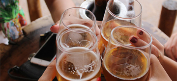 4 vrouwen die samen bier drinken