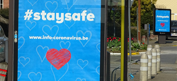 coronavirus banners aan bushaltes