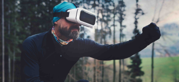 Man met VR bril die loopt in de natuur