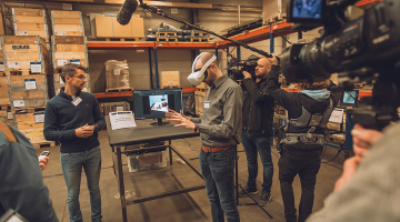 De proeftuin demonstreert onder andere VR-technologie voor het opleiden van medewerkers, zoals hier te zien tijdens de persvoorstelling van de proeftuin.