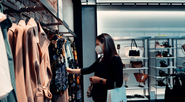 vrouw aan het shoppen met mondmasker