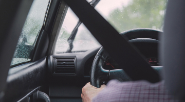 man in de auto