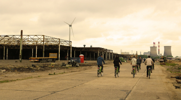 collega's met de fiets op een brownfield