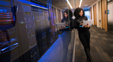 vrouw aan de slag in datacenter