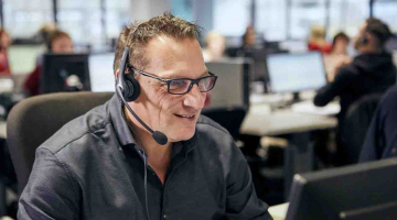 Man aan het werk in contact center