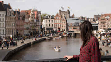 Vrouw kijkt uit over Gent