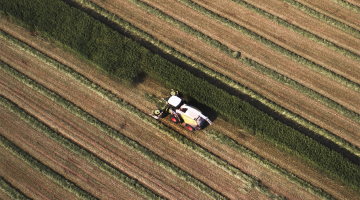 een tractor op een veld