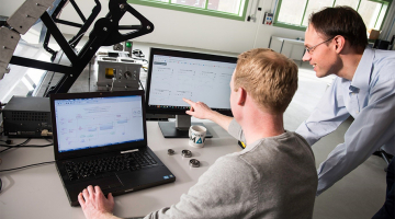 mannen aan het werk achter de computer