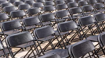 lege stoelen op een event