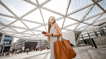 vrouw met smartphone op Rogierplein Brussel