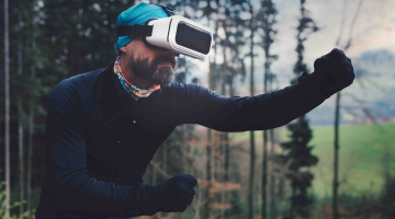 man met VR bril loopt door de natuur