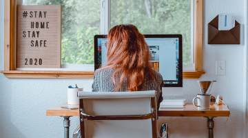 vrouw thuis aan het werk tijdens de coronacrisis