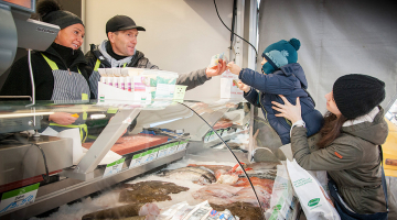 Viskraam op de markt